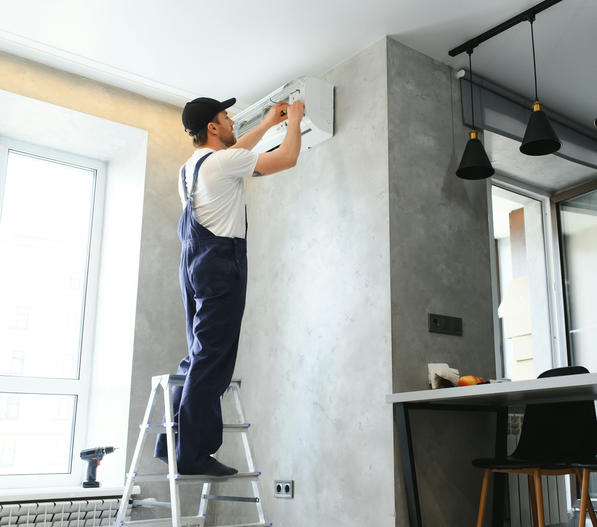 specialist cleans and repairs the wall air conditioner